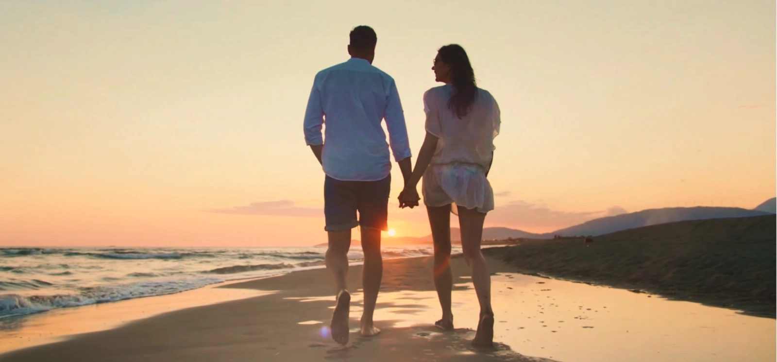 amazon-parques-e-resorts-casal-feliz-caminhando-na-praia